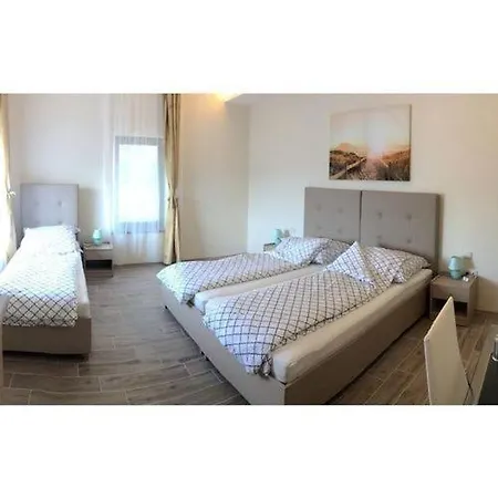 Metropol Panzio بيت ضيافة *