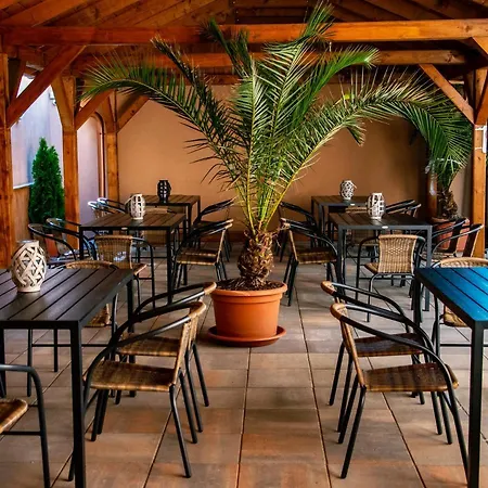 Metropol Panzio * ديبريتْسين